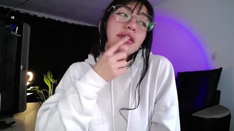 Kissed by an angel  IG evee  lyn20 online show from December 18, 2024, 5:59 am