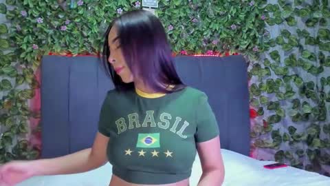 Snapshot of evelin_33 chatting on October 6, 2025, 9:23 pm E V E L I N online show from October 6, 2025, 9:23 pm