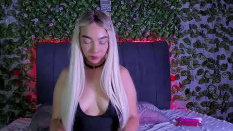 Snapshot of evelin_33 chatting on October 7, 2025, 11:13 pm E V E L I N online show from October 7, 2025, 11:13 pm