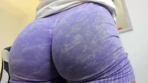 Snapshot of evelin_leroy chatting on October 2, 2025, 12:01 pm BELLA online show from October 2, 2025, 12:01 pm