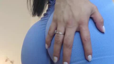 Snapshot of evelin_leroy chatting on October 25, 2025, 12:02 pm BELLA online show from October 25, 2025, 12:02 pm