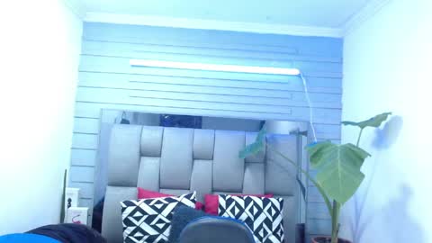 evelin zaens online show from May 5, 2026, 4:09 am