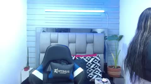 evelin zaens online show from June 17, 2026, 4:37 am