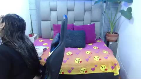 evelin zaens online show from July 8, 2026, 3:44 am