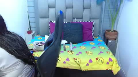 evelin zaens online show from July 15, 2026, 4:18 am