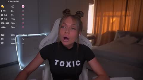 Snapshot of evelina_fox chatting on October 7, 2025, 10:34 am Evelina online show from October 7, 2025, 10:34 am