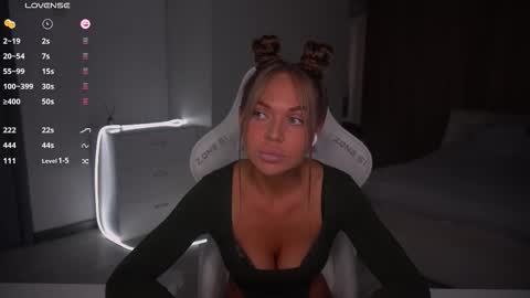 Snapshot of evelina_fox chatting on October 26, 2025, 12:44 pm Evelina online show from October 26, 2025, 12:44 pm