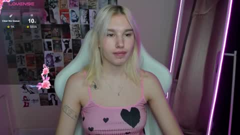 Evelina online show from November 18, 2025, 1:22 am