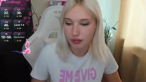 Snapshot of evelinalu chatting on June 26, 2026, 1:32 am Evelina online show from June 26, 2026, 1:32 am