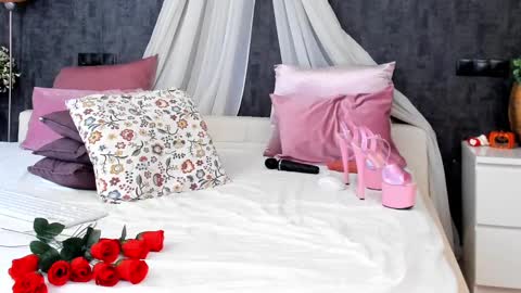 evellynereys online show from February 13, 2025, 8:06 am