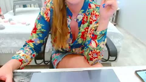 Snapshot of evelove33 chatting on May 18, 2026, 3:40 pm evelove online show from May 18, 2026, 3:40 pm