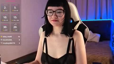 Snapshot of evelyn_m00n chatting on March 16, 2026, 11:25 am im Eve dont forget give my thumbs up online show from March 16, 2026, 11:25 am