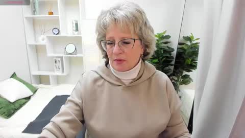 Evelyn online show from September 23, 2025, 5:10 am