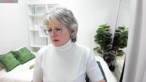 Evelyn online show from October 13, 2025, 5:07 am