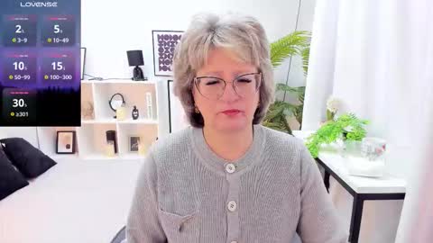 Evelyn online show from November 17, 2025, 5:13 am