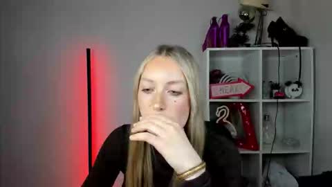 evelynblond online show from June 3, 2026, 2:33 pm