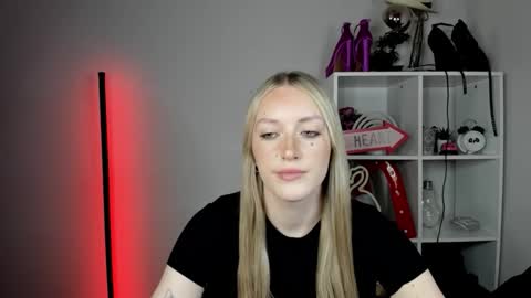 evelynblond online show from June 10, 2026, 12:37 pm