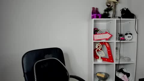 evelynblond online show from June 11, 2026, 12:47 pm