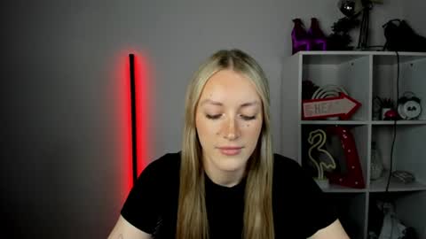 evelynblond online show from June 15, 2026, 12:40 pm