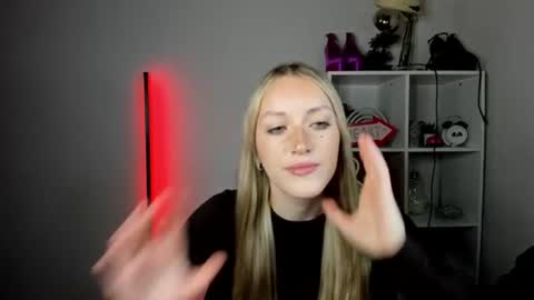 evelynblond online show from June 16, 2026, 12:41 pm