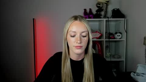 evelynblond online show from June 22, 2026, 1:52 pm