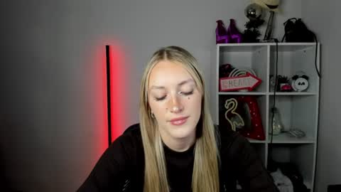 evelynblond online show from June 24, 2026, 12:37 pm