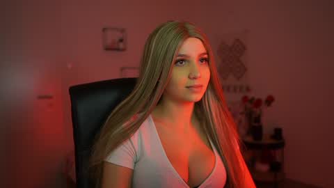 evelyncage_ online show from December 15, 2024, 6:59 pm