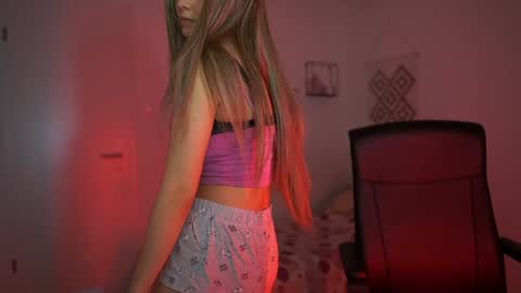 evelyncage_ online show from December 18, 2024, 7:30 pm