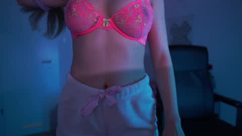 evelyncage_ online show from March 12, 2025, 10:07 pm