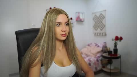 evelyncage_ online show from October 12, 2025, 5:34 pm