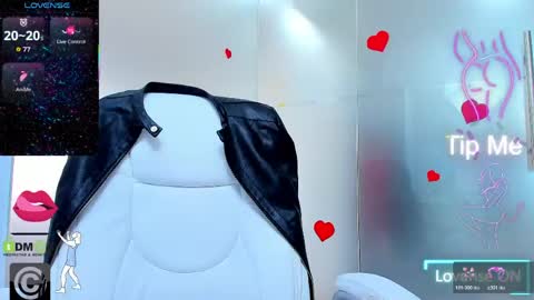 evelyne_rose online show from May 4, 2026, 5:14 am