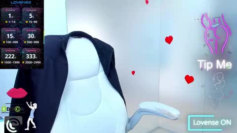 evelyne_rose online show from June 9, 2026, 5:19 am