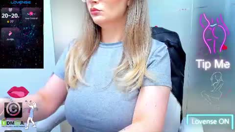 evelyne_rose online show from June 15, 2026, 4:58 am