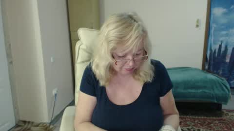 Snapshot of evelynloveshy chatting on February 2, 2025, 2:27 am BarbaraBlondy online show from February 2, 2025, 2:27 am