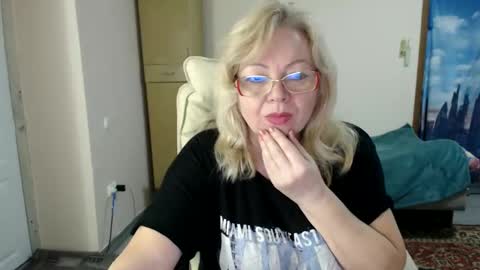 Snapshot of evelynloveshy chatting on February 3, 2025, 7:52 pm BarbaraBlondy online show from February 3, 2025, 7:52 pm