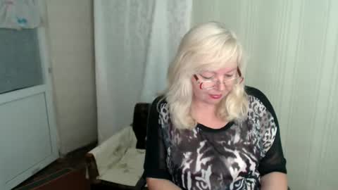Snapshot of evelynloveshy chatting on September 22, 2025, 8:33 pm BarbaraBlondy online show from September 22, 2025, 8:33 pm