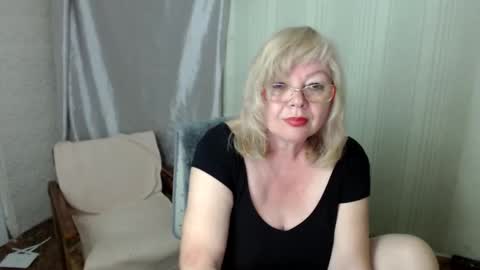 Snapshot of evelynloveshy chatting on June 6, 2026, 8:35 pm BarbaraBlondy online show from June 6, 2026, 8:35 pm