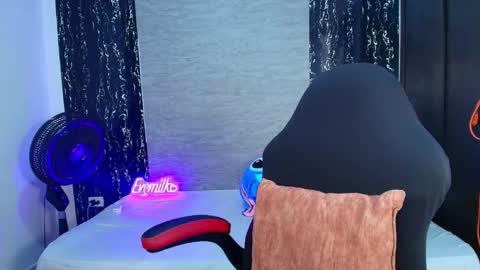 Snapshot of evemilk chatting on February 11, 2026, 8:47 pm evelin 3 online show from February 11, 2026, 8:47 pm