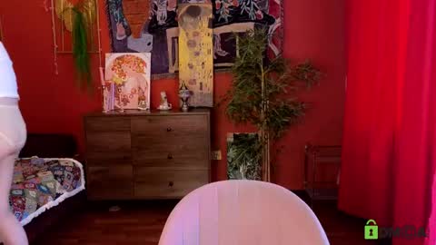 evi_brook online show from May 20, 2026, 12:33 pm
