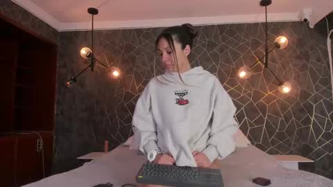 EVOLETTE ANGELS online show from September 16, 2025, 9:27 pm