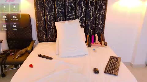 evvaa_moon online show from May 8, 2026, 1:49 pm