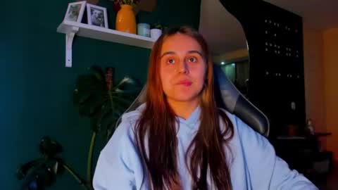 EVY online show from June 19, 2026, 1:21 am