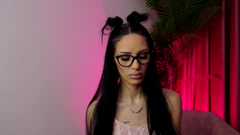 evyymoon online show from February 5, 2026, 7:46 am