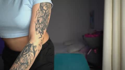 ewelynscott online show from November 17, 2025, 6:03 pm