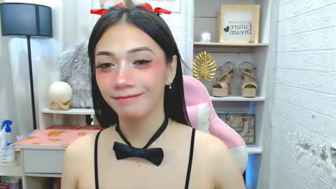 exotictssavie online show from November 13, 2025, 4:33 am