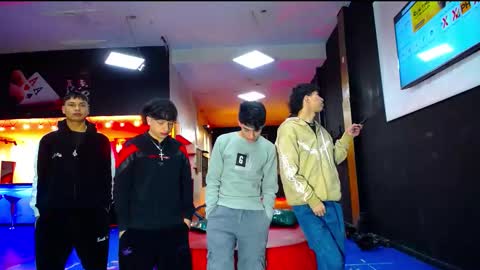 extrangers online show from October 20, 2025, 12:27 pm