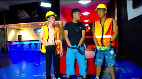 extrangers online show from October 31, 2025, 7:26 pm