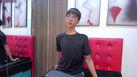 Snapshot of eyden_connor chatting on March 27, 2026, 9:14 pm Eyden online show from March 27, 2026, 9:14 pm