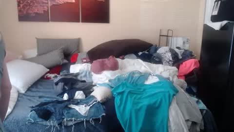 eyeswall0w online show from October 19, 2025, 2:40 pm