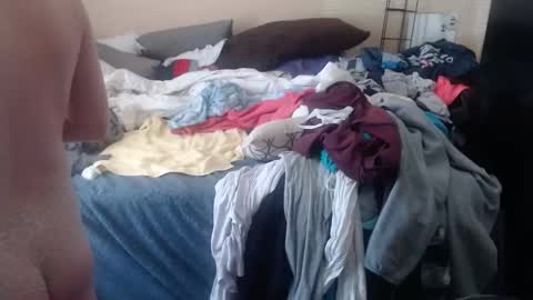 eyeswall0w online show from October 21, 2025, 3:46 pm